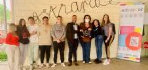 El IES Ramón y Cajal de Murcia dona a Astrapace los casi 500 euros recaudados en un mercado solidario