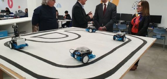 El consejero de Educación visita la nueva ‘Hiperaula del Futuro’ del IES Ramón y Cajal de Murcia